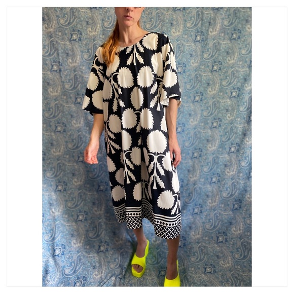 Vintage maxi dress or night gown low neck flower pattern black and white woven - Picture 2 of 6